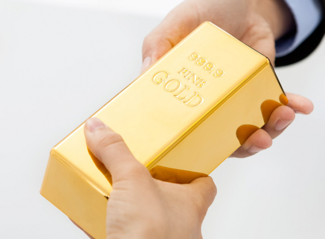 Experts: Do not rush to sell gold