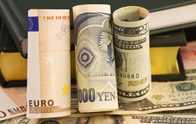 How do currencies react to the new trading history?